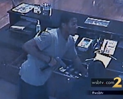 Ladrão percebe erro durante roubo a hotel e começa a chorar