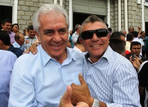 Eles jamais dançarão valsa juntos, mas que a posição ficou parecida ficou.