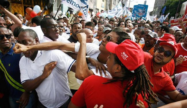 Aliados do governo e da oposição trocam socos no 2 de Julho