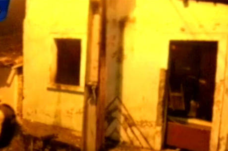 Homens encapuzados dispararam tiros, incendiaram uma casa e assassinaram um morador