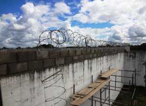 Agentes fazem ‘vaquinha’ para aumentar muro de presídio e inibir tentativas de fuga
