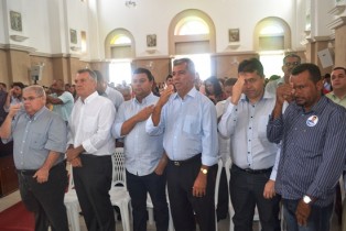Políticos do PMDB a direita do altar