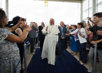 Papa visita igreja evangélica e pede perdão por perseguições dos católicos aos pentecostais