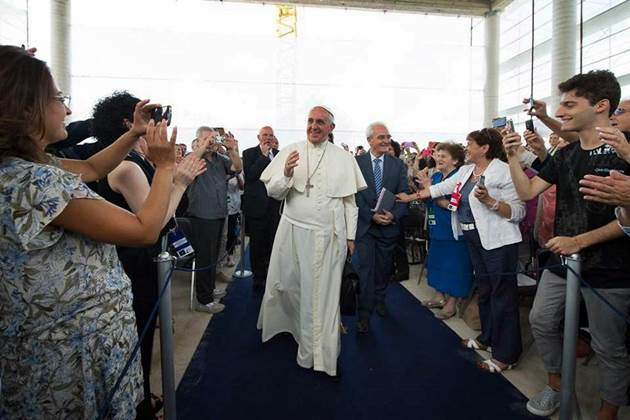 Papa visita igreja evangélica e pede perdão por perseguições dos católicos aos pentecostais