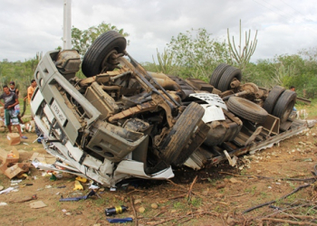 Riachão do Jacuípe – Caminhão frigorifico fica destruído em capotamento na BR 324 e motorista sai ileso