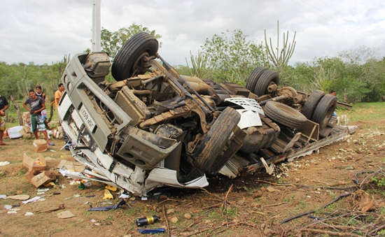 Riachão do Jacuípe – Caminhão frigorifico fica destruído em capotamento na BR 324 e motorista sai ileso