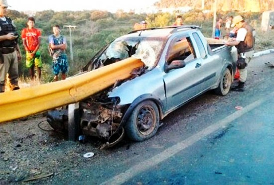 Milagre em Bom Jesus da Lapa: idoso escapa da morte com guard-rail atravessando no carro