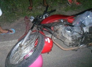 Motocicleta que conduzia o casal.