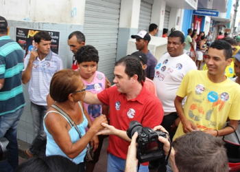 Deputado Tom Araújo promove adesivaço e abre comitê em Coité