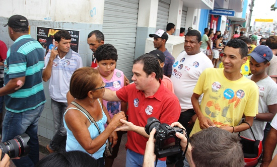 Deputado Tom Araújo promove adesivaço e abre comitê em Coité