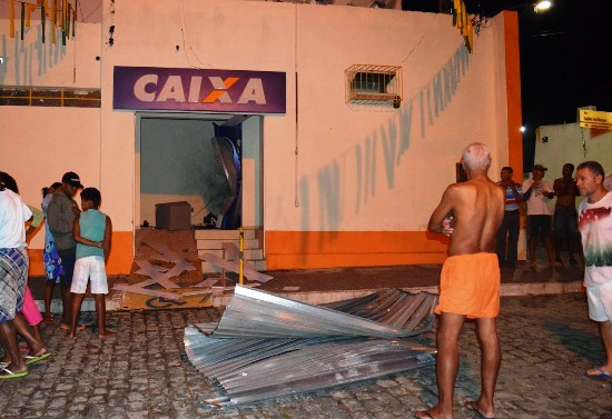 Bandidos voltam a estourar caixa eletrônico em Anguera;o mesmo havia sido estourado em fevereiro deste ano