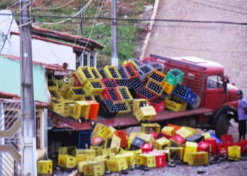 Caminhão carregado de tubaina desce ladeira e atinge casa em Baixa Grande