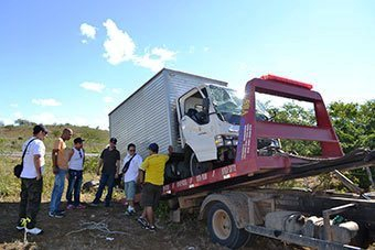 Caminhões de TV colombiana que seguia para Fortaleza se envolvem em acidente em Araci   