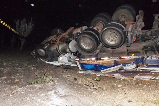 carreta tomba depois de acidente