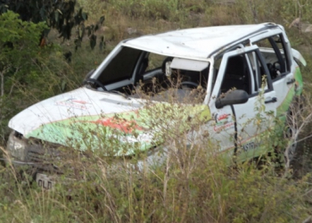 Veículo da Prefeitura de Cansanção capota e deixa cinco feridos na BA 120