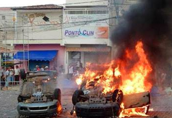 Ponto Novo – Justiça interrompe Festival de Prêmios e populares revoltados viram os carros e tocam fogo