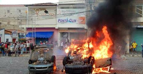 Ponto Novo – Justiça interrompe Festival de Prêmios e populares revoltados viram os carros e tocam fogo