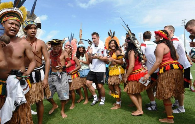 Seleção da Alemanha doa 10 mil euros para índios pataxós