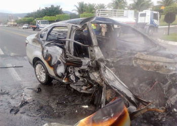 Carro de passeio bate em ônibus e pega fogo na BR 116; duas pessoas ficam feridas gravemente