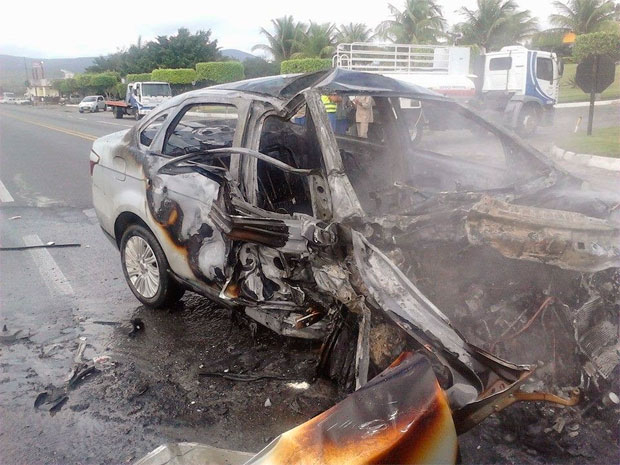 Carro de passeio bate em ônibus e pega fogo na BR 116; duas pessoas ficam feridas gravemente