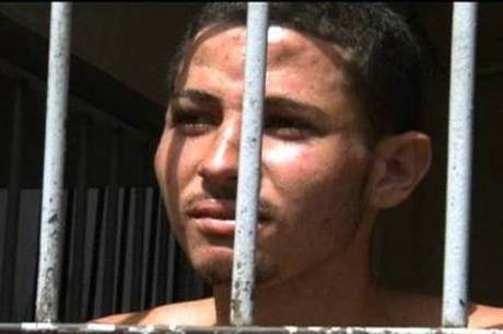 Jovem que matou a mãe e dormiu ao lado do corpo culpa o diabo