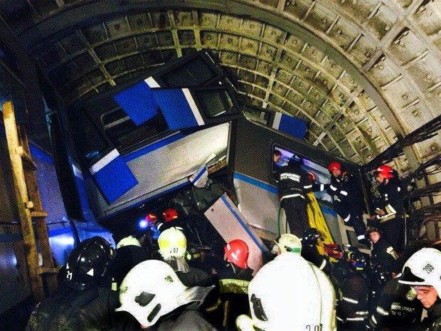 Trem descarrila no metrô de Moscou e deixa mortos