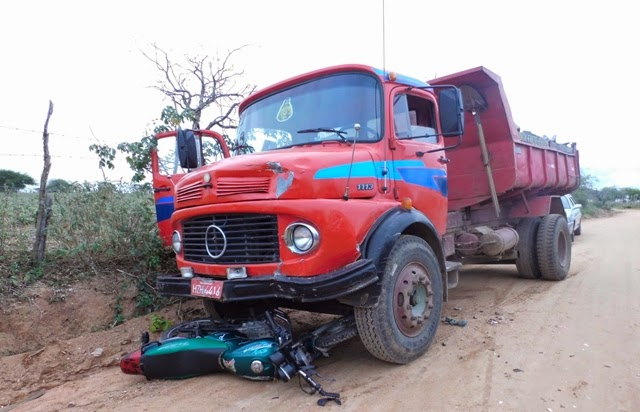 Motociclista fica gravemente ferido depois de colidir moto com caçamba na zona rural de Barrocas