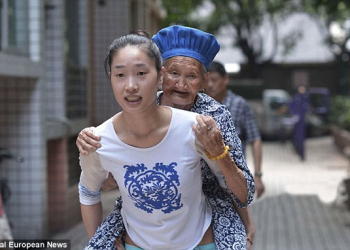 Jovem chinesa carrega avó para o trabalho todos os dias para evitar deixá-la na solidão