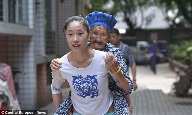 Jovem chinesa carrega avó para o trabalho todos os dias para evitar deixá-la na solidão