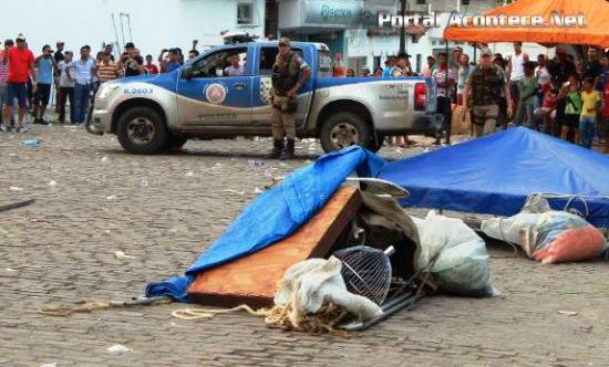 Ponto Novo – Justiça interrompe Festival de Prêmios e populares revoltados viram os carros e tocam fogo