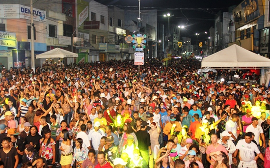 Segunda noite da Festa da Cidade em Coité reuniu milhares de pessoas
