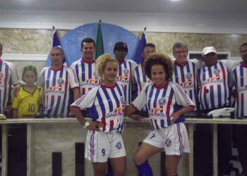 Câmara Municipal lotada para apresentação de Zé Gambirra e jogadores