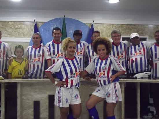 Câmara Municipal lotada para apresentação de Zé Gambirra e jogadores