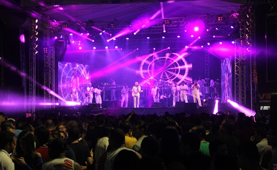 Santaluz – Mistura de ritmos foi o grande aperitvo para segurar grande público mesmo sob ameaça de chuva no Sera Indoor