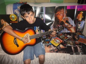 Garoto já nasceu  amante do rock internacional