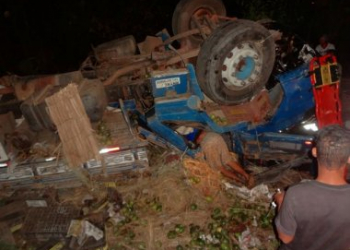 Acidente com caminhão e carreta deixa um morto e um ferido na BR-242