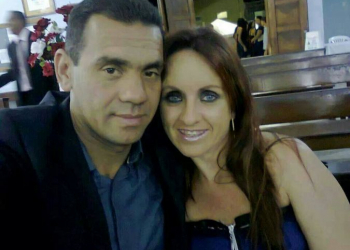 Homem atira na esposa e morre na fuga em acidente de carro