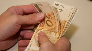 Trabalhadores começam a receber o PIS nesta terça-feira (15)