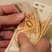 Trabalhadores começam a receber o PIS nesta terça-feira (15)