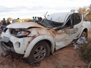 Pastor sobrevive após capotar carro na BR-020; veículo fica destruído