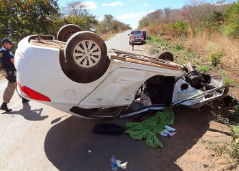 Carro capota e fica destruído após ser atingido por roda de carreta