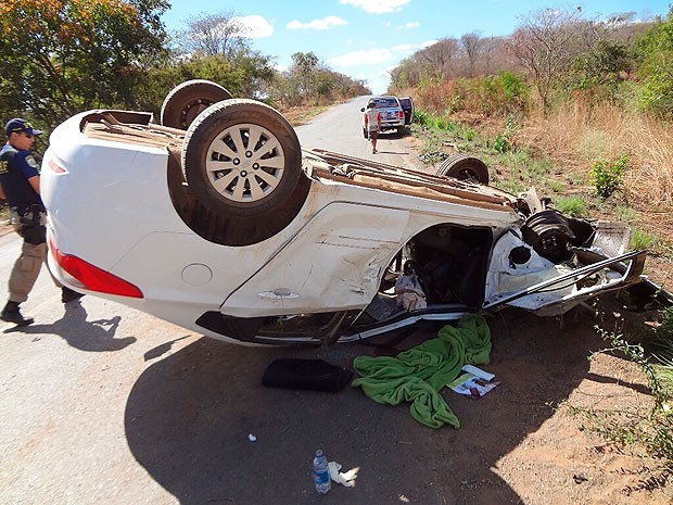 Carro capota e fica destruído após ser atingido por roda de carreta