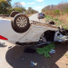 Carro capota e fica destruído após ser atingido por roda de carreta