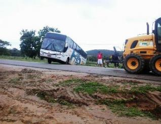 Ônibus da São Luiz desce ribanceira durante assalto na BR-324