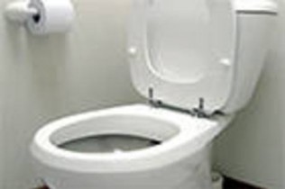 a droga estava escondida no interior da parte da descarga do vaso sanitário.