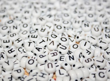 Proposta em trâmite no Senado discute fim do ‘ç’, ‘ch’ e ‘ss’ na língua portuguesa