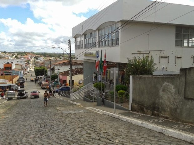 Bandidos arrombam cofre com maçarico mesmo após alarme disparar
