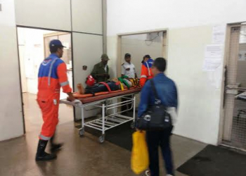 Três pessoas ficam feridas após ambulância capotar na BR-324