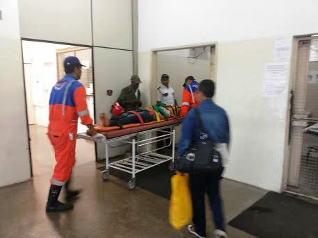 Três pessoas ficam feridas após ambulância capotar na BR-324