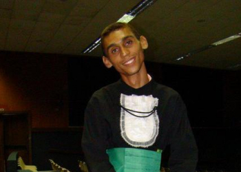 Estudante é achado morto em quarto com braços e pernas amarrados